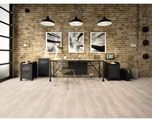 Büro mit Schreibtisch, Stuhl, schwarzen Lampen und Backsteinwand