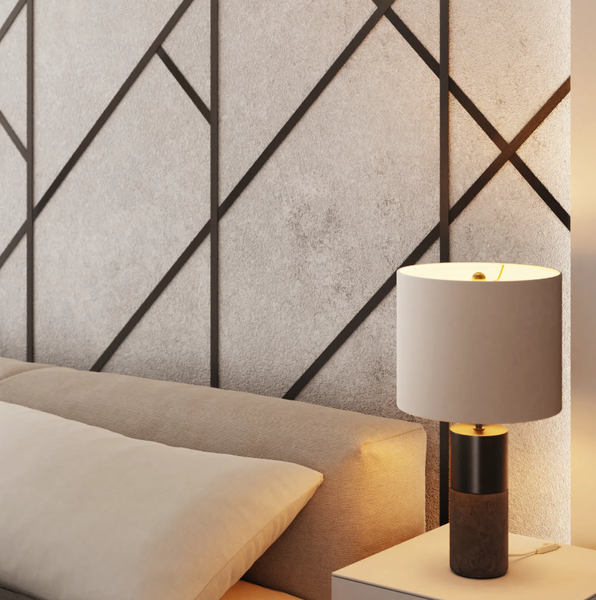 Nahaufnahme eines Schlafzimmers mit Lampe auf einem Nachttisch