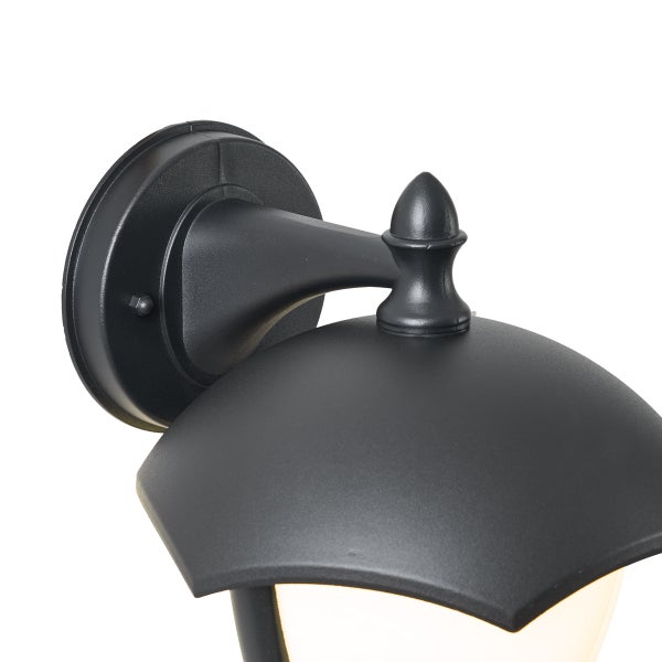 Schwarze Außenwandleuchte aus Metall mit rundem Wandhalter und geschwungenem Arm.