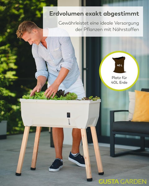 Mann bepflanzt ein Hochbeet mit Holzbeinen auf einer Terrasse. Das Hochbeet bietet Platz für 40 Liter Erde. Gusta Garden Logo.