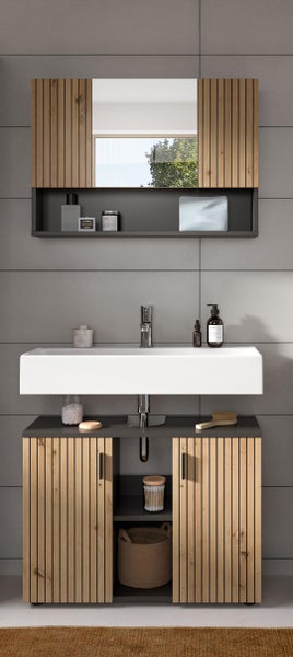 Modernes Badezimmer-Set mit Spiegelschrank und Waschbeckenunterschrank in Holzoptik mit Lamellen-Design und weißem Keramikwaschbecken.