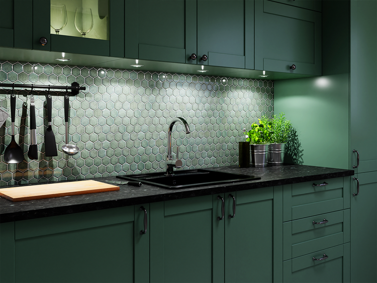 Küchenszene mit Spüle, Armatur, Arbeitsplatte, grünen Schränken und hexagonalen Fliesen