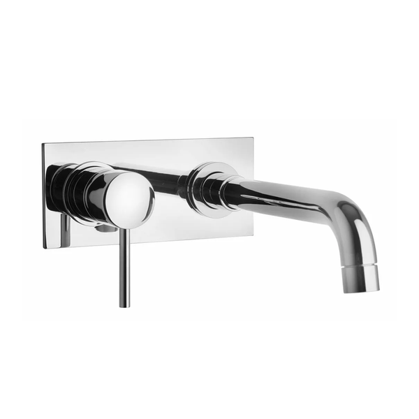 Wand-Waschtischarmatur mit rechteckiger Abdeckplatte, Einhebelmischer und Auslauf, Metall verchromt.