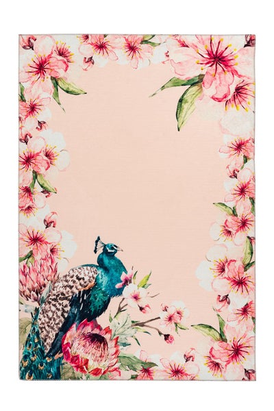 Helles Wohnzimmer mit großem, rechteckigem Teppich mit Blumenmuster, weißem Sofa und dunklem Holzboden aus der Vogelperspektive.