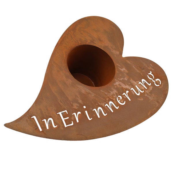 Herzförmiger Grabschmuck mit der Aufschrift 'In Erinnerung' und einer Aussparung für eine Kerze.