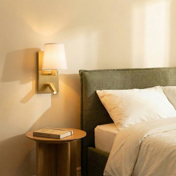 Schlafzimmer mit Bett, Nachttisch und Wandleuchte