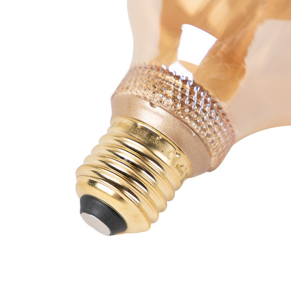 Nahaufnahme eines goldfarbenen Schraubsockels für ein LED-Leuchtmittel im Vintage-Stil mit technischen Angaben wie 1800 Kelvin und 230 Volt.