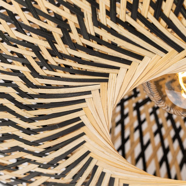 Detailansicht einer Deckenleuchte aus geflochtenem Material