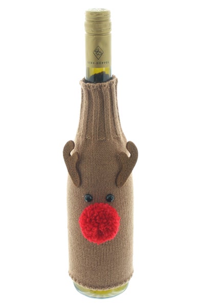 Weinflasche mit gestrickter Rentierhülle