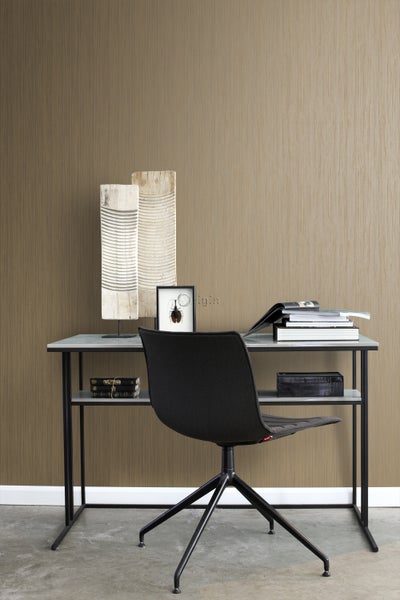 Büro mit Schreibtisch, Stuhl und Wandtapete in Holzoptik