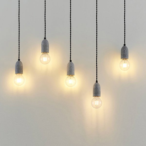 Fünf Pendelleuchten mit Betonsockel und Glühbirnen