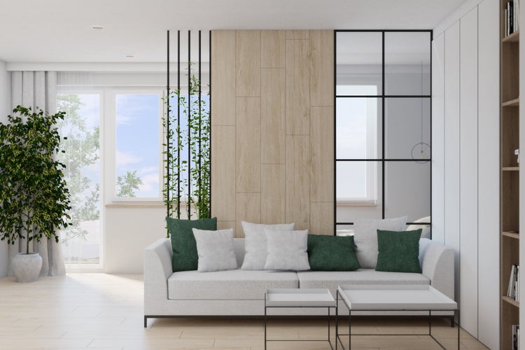 Helles Wohnzimmer mit Sofa, Couchtisch, Zimmerpflanze und Dekoration