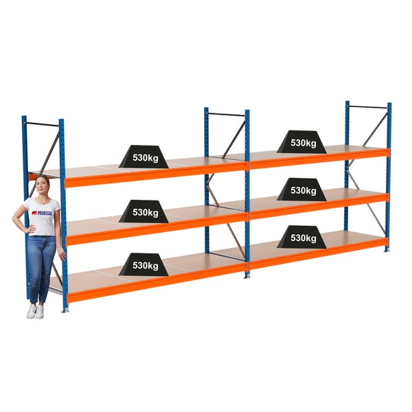 Lagerregal mit drei Ebenen und einer Traglast von 530 Kilogramm pro Ebene, mit einer Frau als Größenvergleich