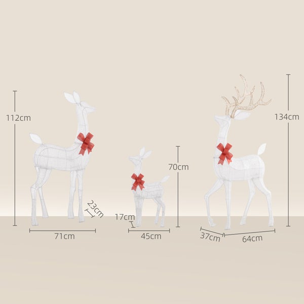 Drei weiße Rentier-Weihnachtsfiguren mit roten Schleifen und Maßen: Höhen 112 Zentimeter, 70 Zentimeter und 134 Zentimeter.