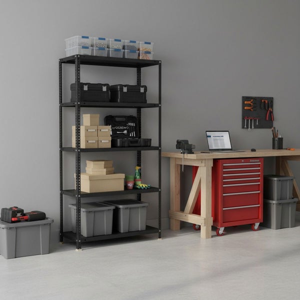 Organisierte, helle Werkstatt mit schwarzem Schwerlastregal, hölzerner Werkbank, rotem Werkstattwagen und zahlreichen Aufbewahrungsboxen.