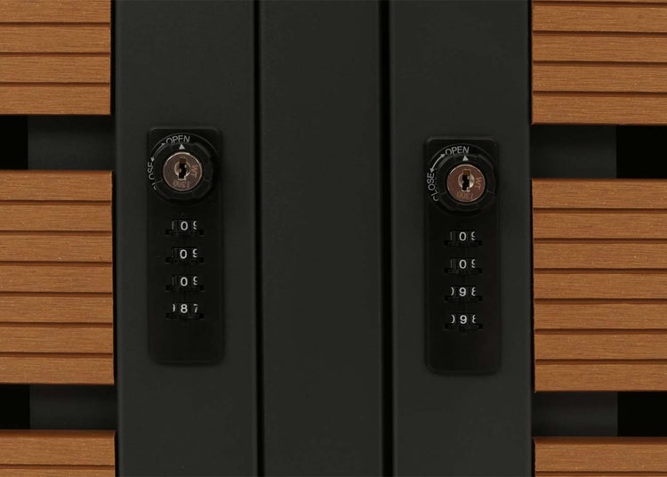 Detailansicht von zwei abschließbaren Türen mit Zahlenschlössern