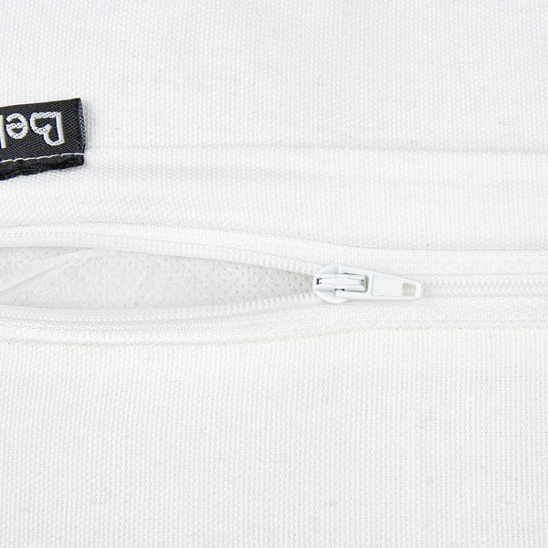 Detailaufnahme eines Reißverschlusses an einem strukturierten Stoffbezug mit sichtbarem Schieber und gewebtem Material.
