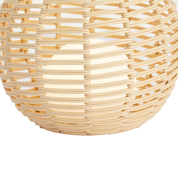 Runde Pendelleuchte aus Rattan mit integriertem Leuchtmittel im Inneren