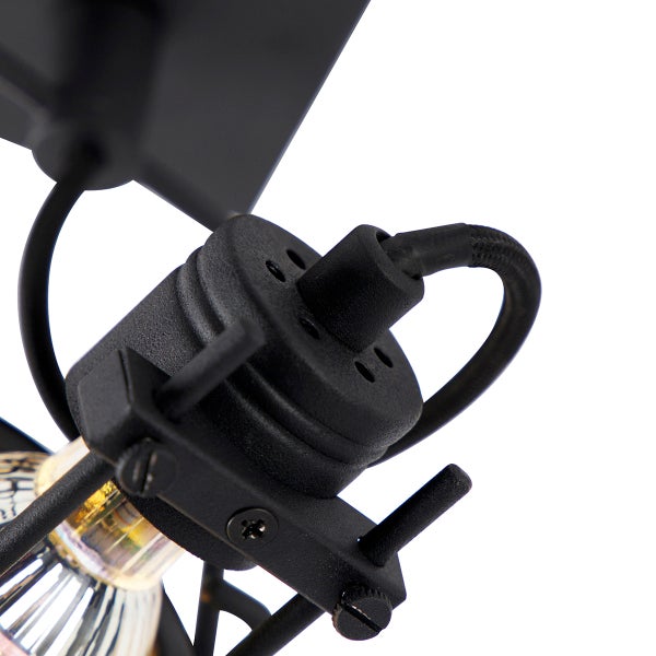 Detailaufnahme einer schwarzen Deckenleuchte mit Fassung und Kabel