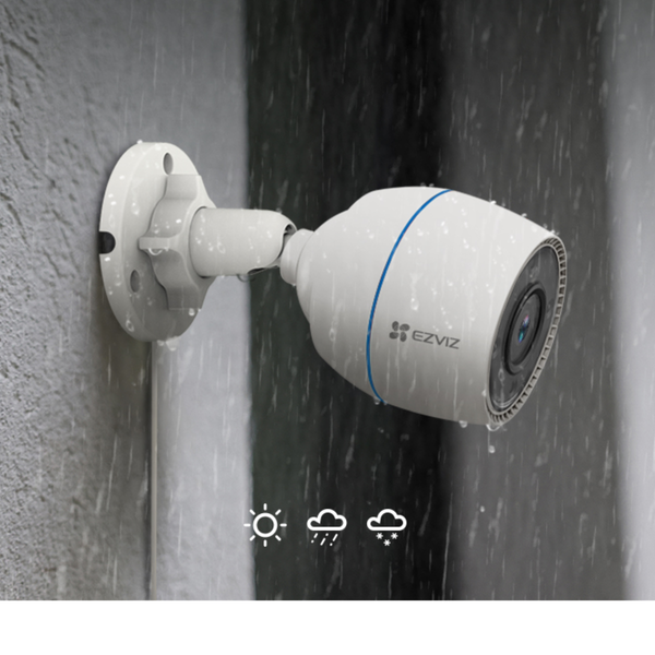 EZVIZ Außen-Überwachungskamera an einer Wand im Regen. Symbole für Sonnen-, Regen- und Schneebeständigkeit.