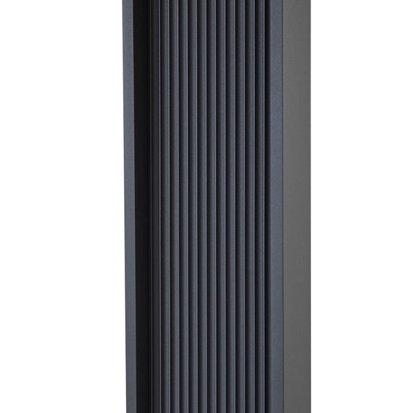 Detailansicht eines anthrazitfarbenen Aluminiumprofils mit gerippter Oberfläche.