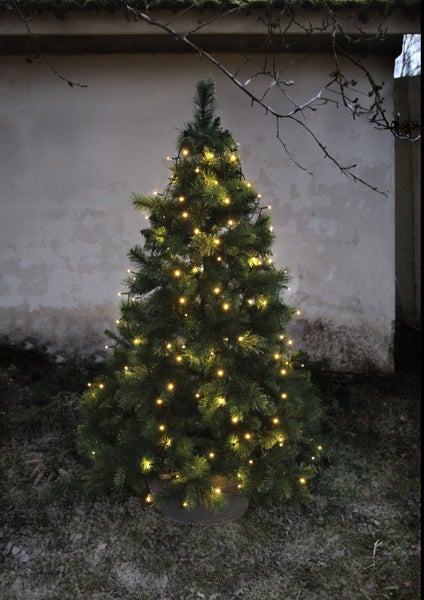 Geschmückter künstlicher Weihnachtsbaum im Außenbereich.
