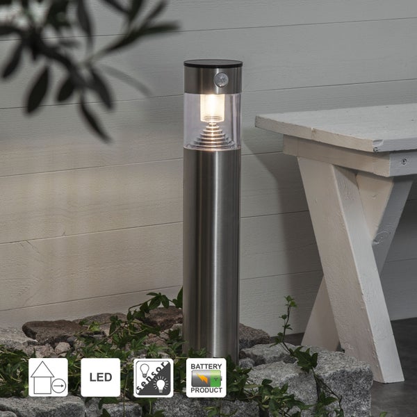 Gartenleuchte mit Bewegungsmelder auf Steinen mit Bepflanzung