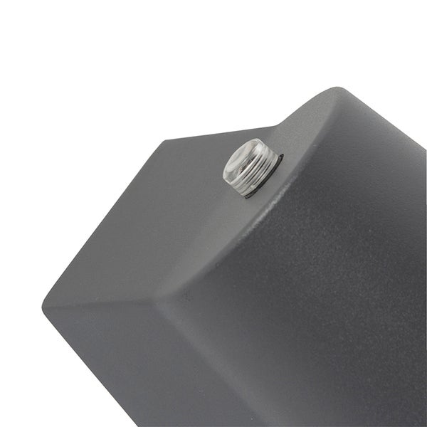 Detailaufnahme eines Dämmerungssensors an einer Außenwandleuchte.