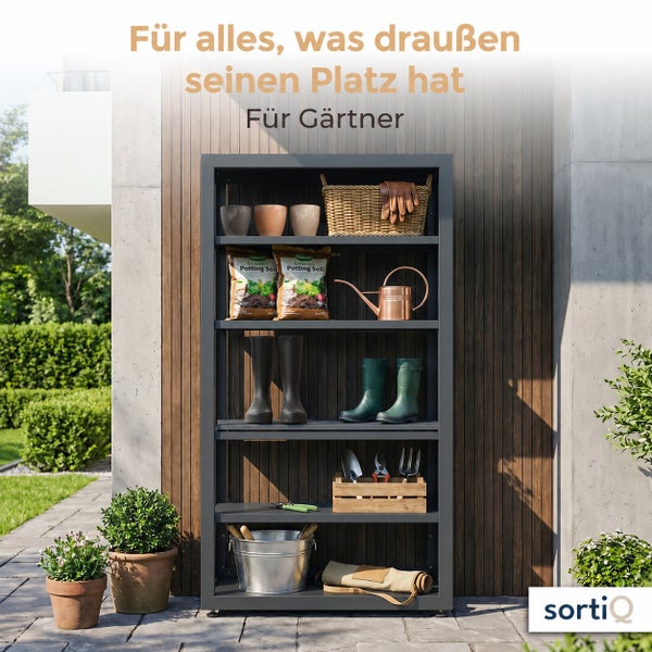 Ein stabiles Gartenregal aus Metall steht im Außenbereich vor einer Holzfassade und ist mit verschiedenen Gärtnerutensilien befüllt.