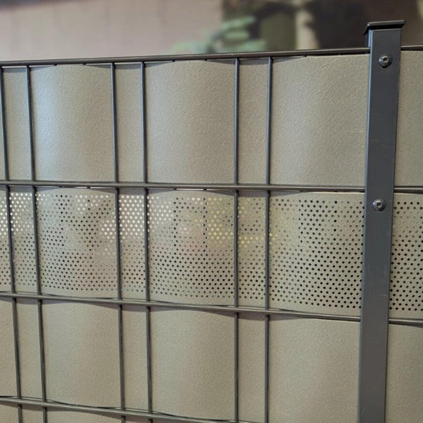 Detailansicht eines Zaunelements mit Metallrahmen und Füllungen