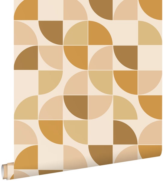 Vliestapete mit geometrischem Muster aus Halbkreisen und Viertelkreisen in Beige und Braun.