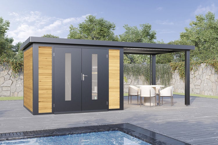 Modernes Gartenhaus mit integriertem Terrassendach und Doppeltür mit Glaseinsätzen, platziert auf einer Holzterrasse neben einem Swimmingpool.