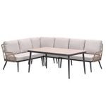 Garten-Lounge-Set bestehend aus Ecksofa mit hellen Polstern und rechteckigem Tisch mit Metallgestell und Seilgeflecht.