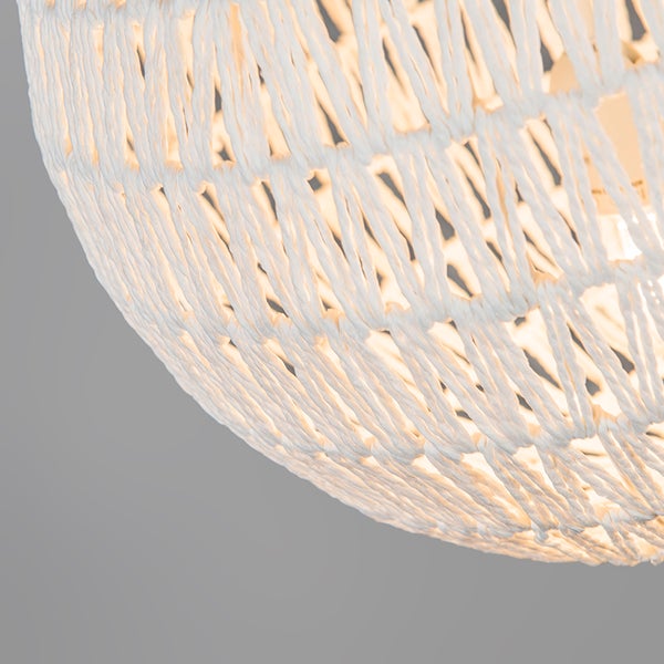 Nahaufnahme eines Lampenschirms aus geflochtenem Papierseil mit Lichtquelle.