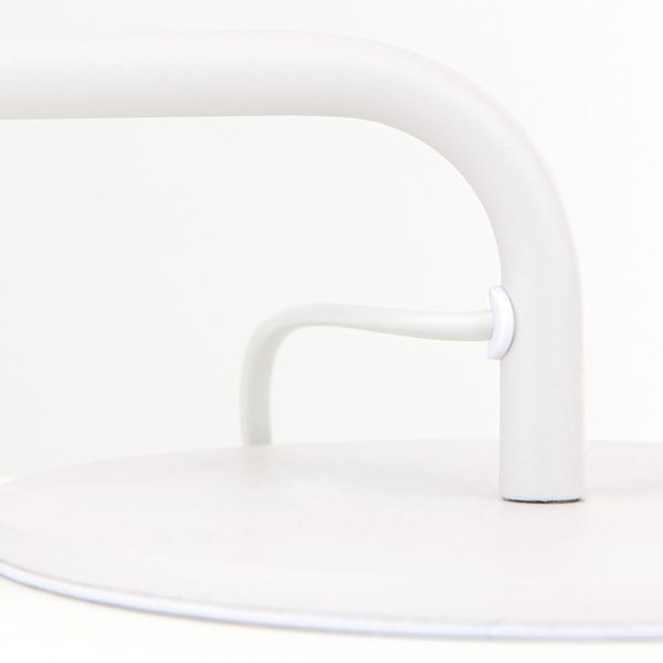 Detailaufnahme eines Metalltisches