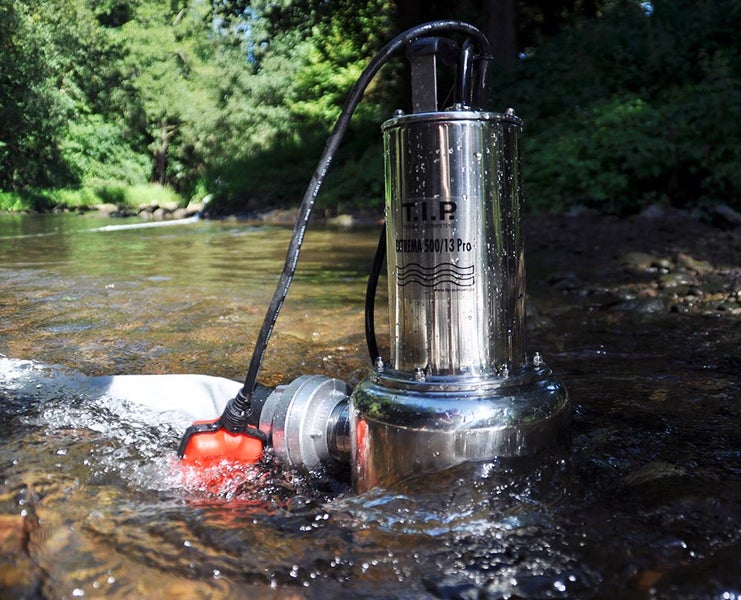 Schmutzwasser-Tauchpumpe T.I.P. Extrema 500/13 Pro aus Edelstahl im Einsatz in einem Bach mit angeschlossenem Schlauch und Schwimmerschalter.