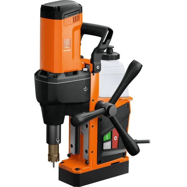 Fein Magnet-Kernbohrmaschine in Orange und Schwarz mit bürstenlosem Motor, Kühlmitteltank und manuellem Vorschubgriff.