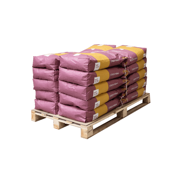 Mehrere Säcke Strohpellets zu je 15 Kilogramm, gestapelt auf einer Holzpalette.