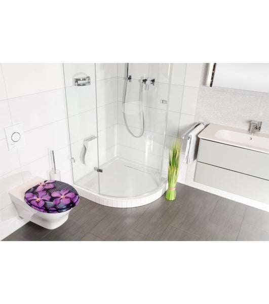 Modernes Badezimmer mit Hänge WC und WC Sitz mit Orchideen Motiv, Glas Duschkabine, Waschbeckenunterschrank und Fliesenboden.