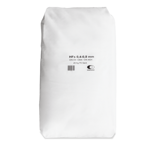 Filtersand im 25 Kilogramm Polyethylen-Sack, Körnung 0,4 bis 0,8 Millimeter, nach DIN EN 12904 und DIN 4924. Interseroh Logo.