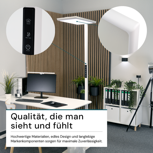 Büroszene mit Stehleuchte, Schreibtisch und Büromaterialien für einen organisierten Arbeitsplatz