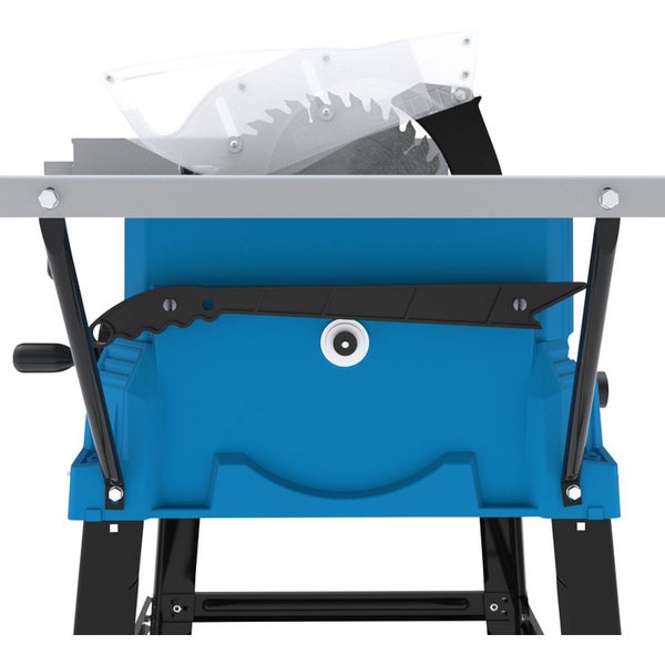 Tischkreissäge mit transparentem Sägeblattschutz und schwarzem Schiebestock an der blauen Gehäuseseite.