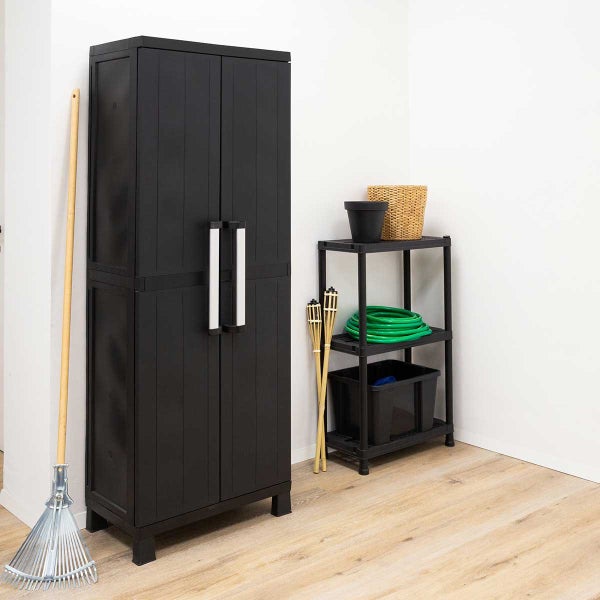 Schwarzer Mehrzweckschrank aus Kunststoff mit Regal und Gartengeräten