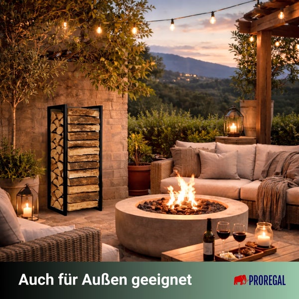Schwarzes Kaminholzregal aus Metall auf einer Terrasse mit Feuerschale, Loungemöbeln und Lichterkette. Geeignet für Außenbereich. PROREGAL Logo.