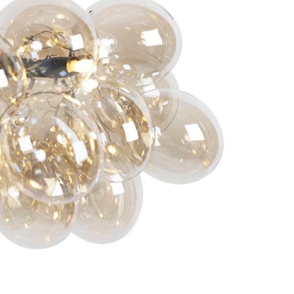 Nahaufnahme einer Leuchte mit mehreren Glaslampenschirmen in Kugelform