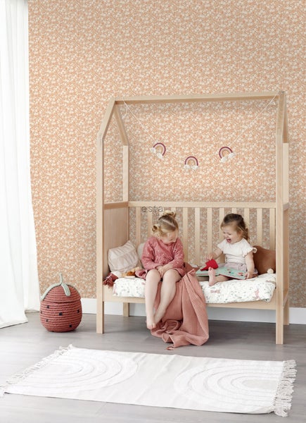 Kinderzimmer mit Bett im Hausstil, dekoriert mit Blumtapete