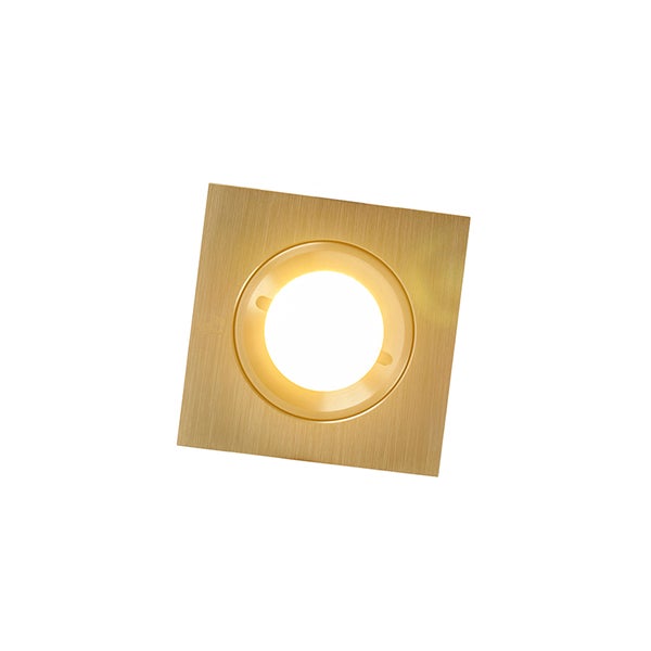 Quadratischer Einbaustrahler aus Metall in Messingoptik, eingeschaltet.