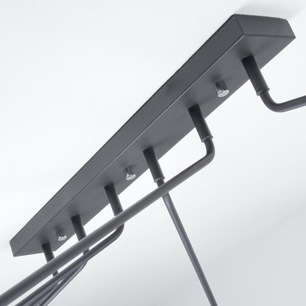 Deckenleuchte mit schwarzer Metallhalterung