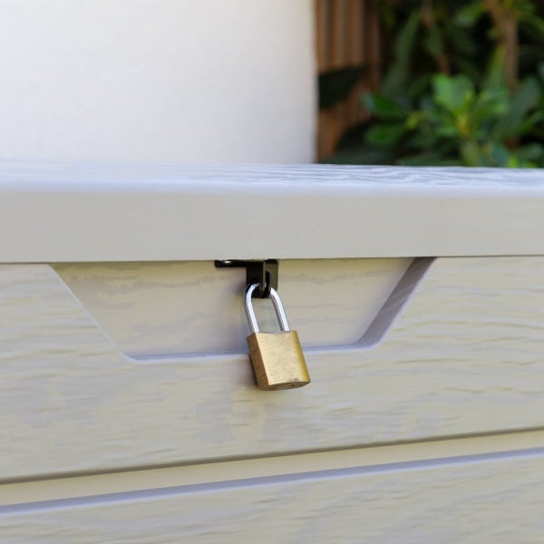 Detailansicht einer verschlossenen Gartenbox mit Vorhängeschloss