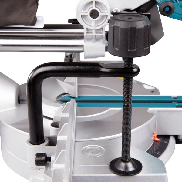 Detailansicht einer Kapp- und Gehrungssäge mit schwarzem Spannhebel und Schraube